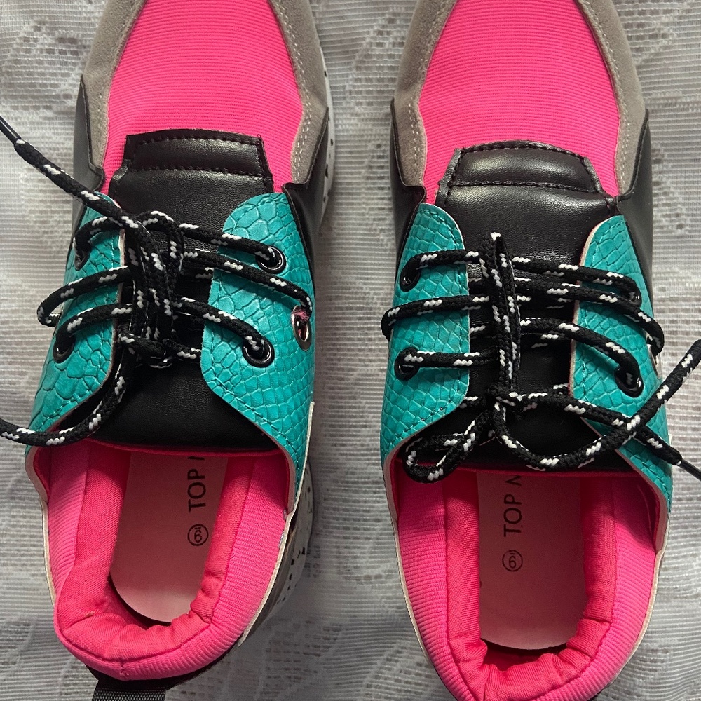 Top Moda Sneakers.  NEW  in Box      (size 9) - Picture 2 of 6